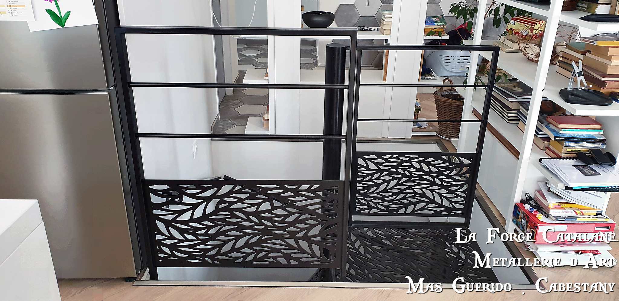 garde corps avec motif en decoupe laser et lisses ronde thermolaquage forge catalane.jpg